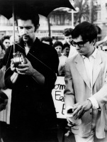 Ben | photographie de la performance "Attachage", 1966 | Activation de la performance sur la Promenade des Anglais à Nice | © Ben - ADAGP, Paris 2012 | photographie : © DR | courtesy de l'artiste