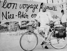 4 juin 1970 - Départ de Nice sur la promenade des Anglais sous une banderole peinte par Ben Vautier et avec la bicyclette spéciale Mercier.