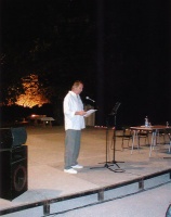 Bernar Venet lisant le texte "A Gondolkodók" de József Attila à l'Espace de l'Art Concret