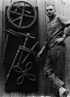 Arman | Arman posant avec le résultat de sa colère "Colère", 1961 | © Arman - ADAGP, Paris 2012 | photographie : © DR