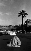 Ben | photographie de la performance "Me cacher sous un drap au milieu d'une place publique", 1971 | © Ben - ADAGP, Paris 2012 | photographie : © DR | courtesy de l'artiste