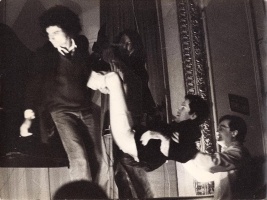 Ben | photographie de la performance "Me battre", 1969 | © Ben - ADAGP, Paris 2012 | photographie : © DR | courtesy de l'artiste