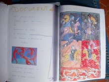 double page du cahier « Travaux pratique N° 2 » avec notes manuscrites, photocopie de "La Danse" de Matisse et photocopie d'un parchemin tiré des Béatitudes, œuvre du XIIème siècle