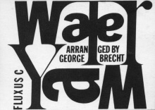 Reproduction de la couverture du livre de George Brecht "Water Yam", conçue par George Maciunas et composée par Tomas Schmit. Le livre est une boîte qui contient un grand nombre de cartons sur lesquels sont imprimées des partitions d'"Event" de George Brecht | © George Brecht, George Maciunas, Tomas Schmit | courtesy Marcel Alocco