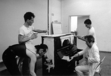Piano préparé. De gauche à droite: Jean-Luc Verna, Thimoty Masson, Ben Vautier et Stéphane Steiner
