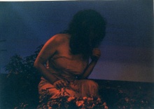 Caroline Bouissou | photographie de la performance "Flower-eater", 2003 | © Caroline Bouissou | photographie : © Belen Garcia de la Vega | courtesy de l'artiste