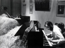 Marcel Pérès au piano et Bruno Mendonça au fond pendant la performance