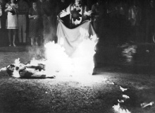 Mannequin mis à feu sur la place Godeau, Vence.