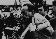 Photographie d'André Malraux après l'action de Pinoncelli