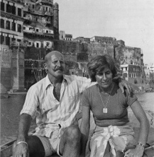 Route du retour: Pierre Pinoncelli et sa femme sur le Gange... les palais de Bénarès