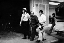 Pinoncelli emmené par la police après son arrestation, suite au Hold-up de la Société Générale