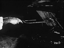 Arman | capture d'écran du film de la performance "Destruction de piano", 1967, extrait du reportage de Gérard Patris "École de Nice" | © Arman - ADAGP, Paris 2012 | photographie : © Gérard Patris / INA