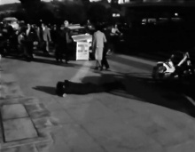 Ben | capture d'écran du film de la performance "Se coucher dans la rue", 1963 | Activation de la performance à Nice en 1966 | © Ben - ADAGP, Paris 2012 | photographie : © DR | courtesy de l'artiste