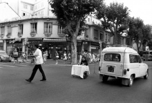 Ben | photographie de la performance "Manger au milieu de la rue", 1963 | © Ben - ADAGP, Paris 2012 | photographie : © DR | courtesy de l'artiste