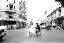 Ben | photographie de la performance "Manger au milieu de la rue", 1963 | © Ben - ADAGP, Paris 2012 | photographie : © DR | courtesy de l'artiste