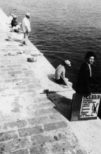 Ben | photographie de la performance "Traverser le port de Nice à la nage", 1963 | Ben au départ | © Ben - ADAGP, Paris 2012 | photographie : © Michel Moch | courtesy de l'artiste