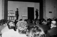 Photographie de la soirée de performances "Réalité", 1964 | la pièce Fluxus "Compter" de Emmett Williams | © Emmett Williams | photographie : © Jacques Strauch | courtesy Ben