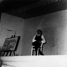 Photographie de la soirées de performances "Réalité", 1964 | la pièce Fluxus "Regardez moi cela suffit" de Ben | © Ben - ADAGP, Paris 2012 | photographie : © Jacques Strauch | courtesy Ben