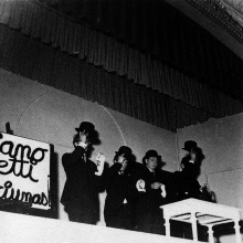 Photographie de la soirées de performances "Réalité", 1964 | pièce Fluxus de George Maciunas | © George Maciunas | photographie : © Jacques Strauch | courtesy de l'artiste
