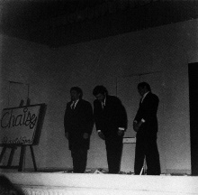 Photographie de la soirées de performances "Réalité", 1964 | la pièce Fluxus "Chaises" de Daniel Spoerri | © Daniel Spoerri | photographie : © Jacques Strauch | courtesy Ben