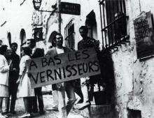 Ben | photographie de la performance "Manifestation", 1966 | Distribution du tract | © Ben - ADAGP, Paris 2012 | photographie : © Jacques Strauch | courtesy  Archives départementales des Alpes Maritimes